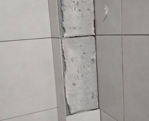 罗湖瓷砖空鼓维修公司分享下瓷砖施工前基层浇水润湿程度不足，可能导致以下问题